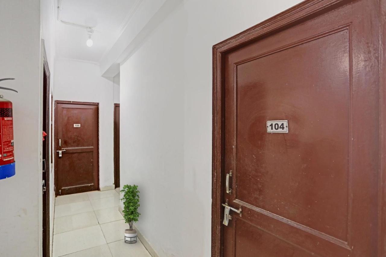Collection O Mayank Guest House Near Iskcon Temple Noida Kalkaji Devi Exterior photo