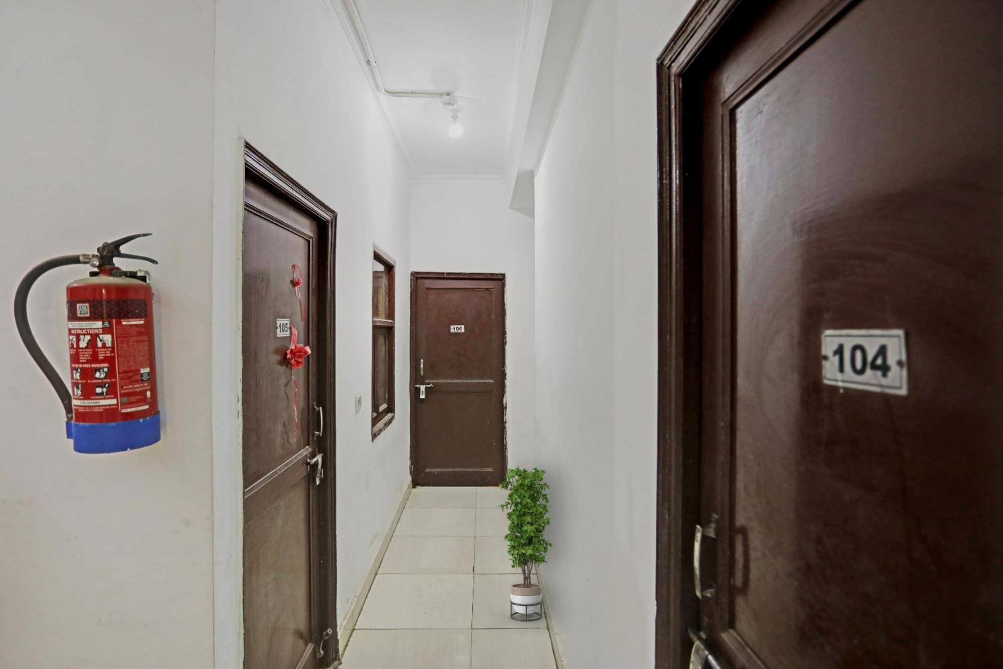 Collection O Mayank Guest House Near Iskcon Temple Noida Kalkaji Devi Exterior photo